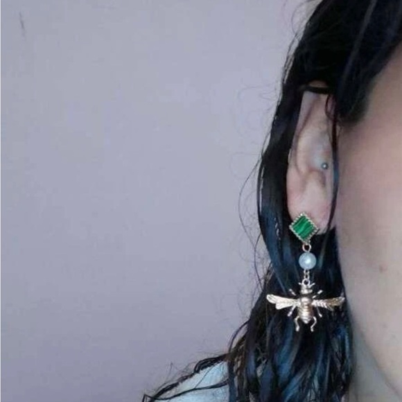 bee shaped faux pearl earrings - Picture 4 of 4